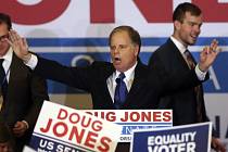 Doug Jones zvolen senátorem za Alabamu
