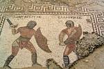 Mozaika zobrazující gladiátorský zápas mezi Margareity a Ellenikosem, Kourion - Dům gladiátorů, Kypr.