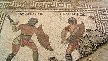 Mozaika zobrazující gladiátorský zápas mezi Margareity a Ellenikosem, Kourion - Dům gladiátorů, Kypr.