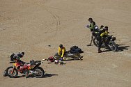 V sedmé etapě Rallye Dakar zahynul portugalský motocyklista Paulo Goncalves (na snímku je přikryté jeho tělo na místě nehody). Čtyřicetiletý jezdec měl podle organizátorů těžký pád na 276. kilometru rychlostní zkoušky, při kterém utrpěl vážná zranění.
