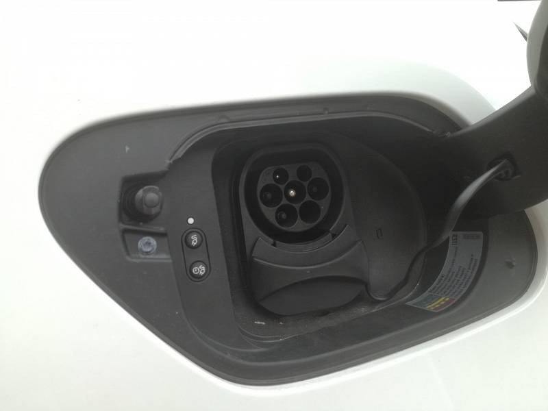 Místo hrdla nádrže má e-Golf zásuvku pro přípojení kabelu nabíječky.