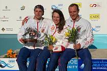 Čeští medailisté v Extreme Kayaku (zleva) Vojtěch Heger, Tereza Fišerová a Vít Přindiš