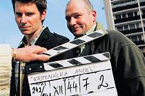 Nováček a profík (David Švehlík a Marek Taclík) „v akci“. V první řadě seriálu velcí parťáci, ve druhé je na čas rozdělí jedna žena...