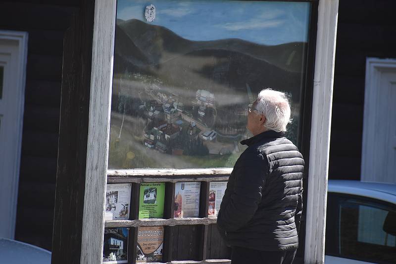 Horské lázně Karlova Studánka lákají klienty sloganem Naber sílu po covidu! Podstatou klimatoterapie je pohyb na čerstvém vzduchu.