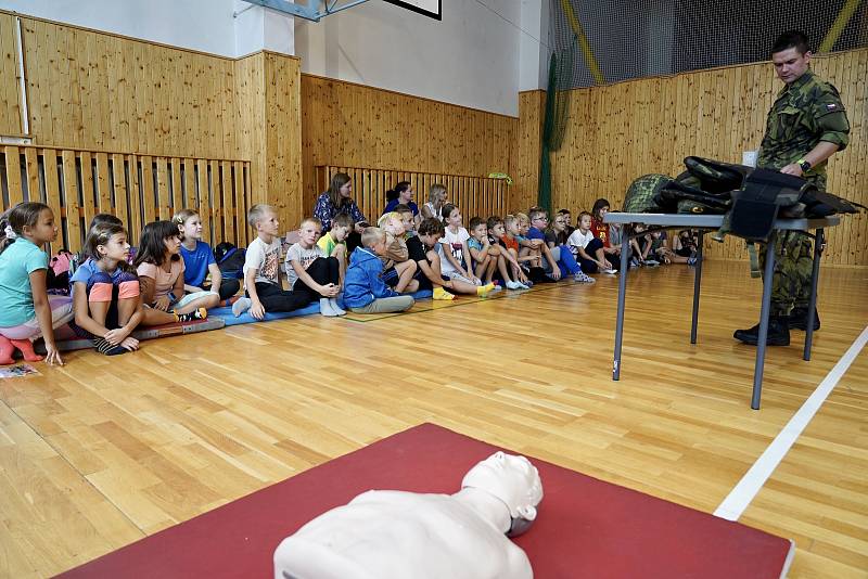 Příprava občanů k obraně státu. Vojáci ukázali školákům v Lednici na Břeclavsku boj zblízka, využití ochranné masky a chemického obleku nebo první pomoc. Součástí vzdělávacího programu POKOS byla i prohlídka vojenské techniky a seznámení s činností armády