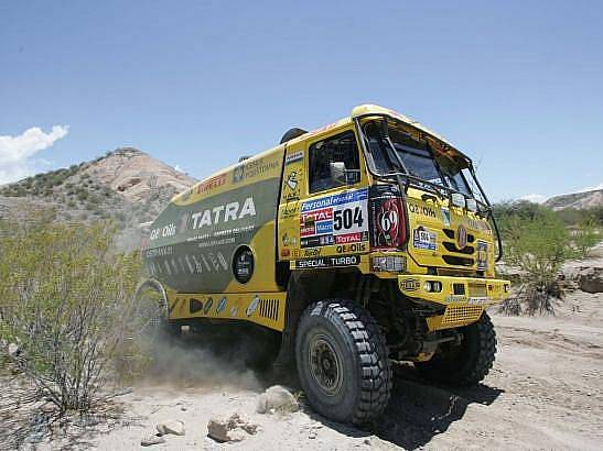 Tatra Aleše Lopraise při jedné z etap letošní Rallye Dakar.