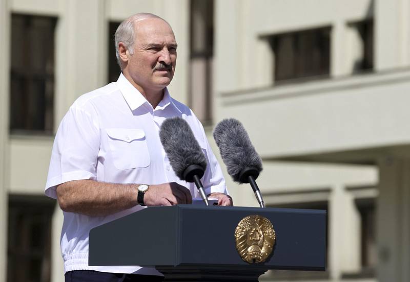 Běloruský prezident Alexandr Lukašenko mluví ke svým příznivcům, kteří se sešli 16. srpna v Minsku.