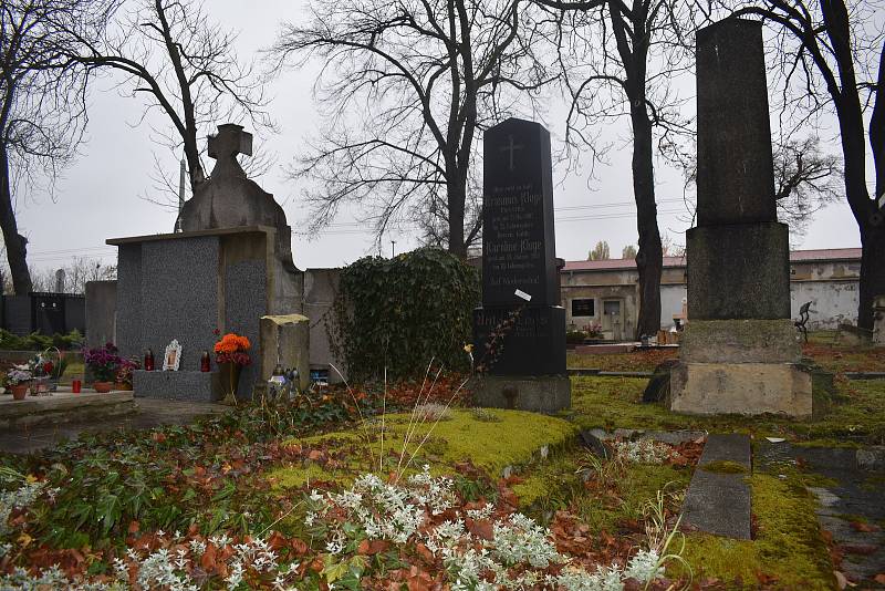 Hroby z 19. století z chomutovského hřbitova mizí. Rychle je nahrazují nové moderní náhrobky.