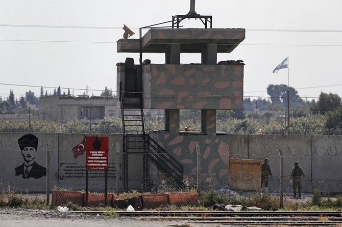 Turečtí vojáci na stanovišti u syrského města Akçakale