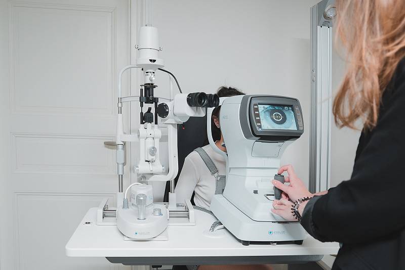 K vyšetření a měření zraku jsou u nás kompetentní dvě profese - oční lékař (oftalmolog) nebo optometrista. Průzkum společnosti Lentiamo ukázal, že 59 % Čechů chodí na měření zraku k očnímu lékaři a 5 % na oční kliniky