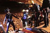 Záchrana chlapců v zatopené thajské jeskyni