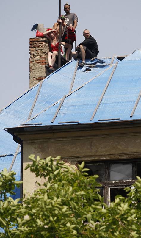 Asi 40 lidí ze soboty na neděli obsadilo opuštěnou vilu Milada v Praze 8. Policie proti squatterům po půlnoci zasáhla.