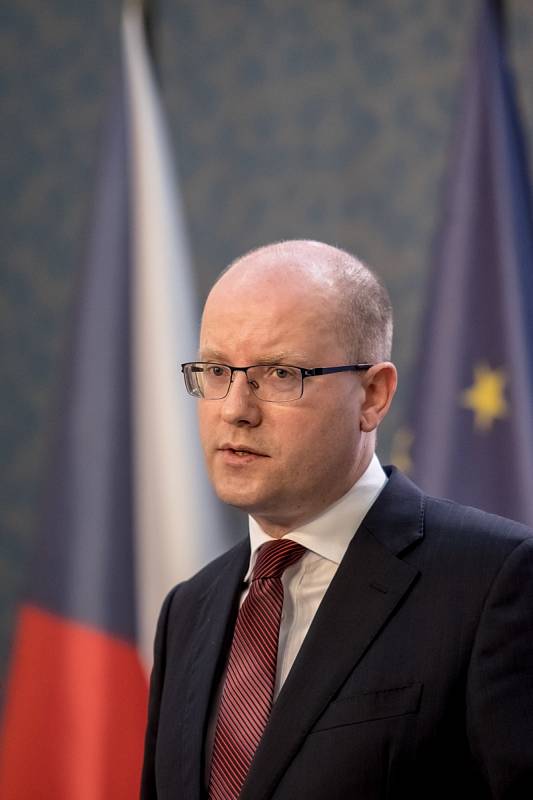 Premiér Bohuslav Sobotka oznámil 2. května v Praze rozhodnutí podat demisi své vlády.