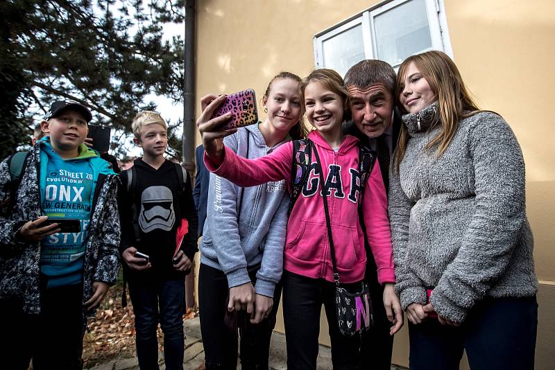 Andrej Babiš volil v parlamentních volbách 20. října v Průhonicích.