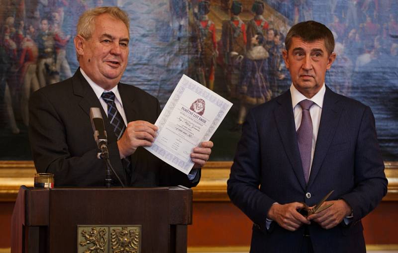 Prezident Miloš Zeman a ministr financí Andrej Babiš 17. prosince v Praze na tiskové konferenci.