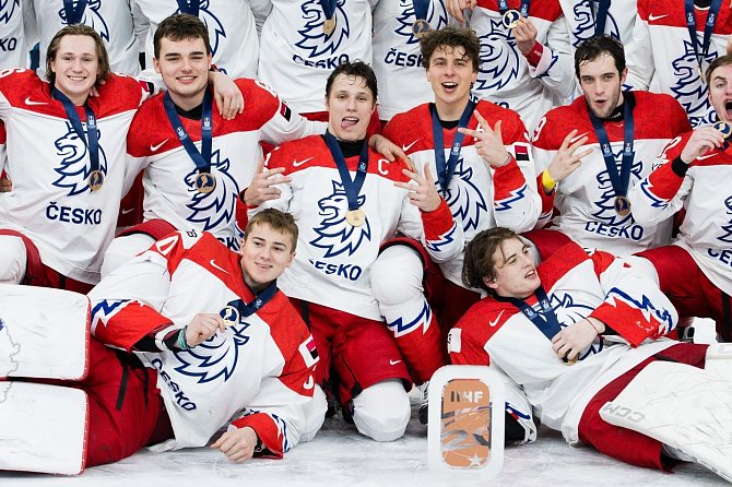 Čeští hokejoví junioři s bronzovými medailemi z mistrovství světa.