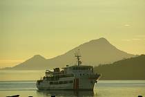 Převozní loď Rabaul Queen opouští přístav Kimbe, hlavní město Západní Nové Británie