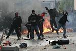 Centra Atén a Soluně se změnila v bitevní pole mezi policií a částí demonstrantů, kteří přišli uctít památku patnáctiletého mladíka, jehož v řecké metropoli před rokem zastřelila policie.