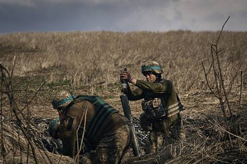Ukrajinští vojáci 28. brigády ostřelují z minometů ruské pozice na frontové linii u Bachmutu, 27. března 2023