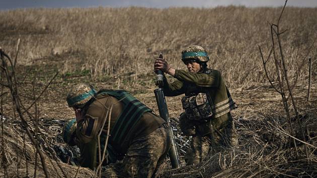 Ukrajinští vojáci 28. brigády ostřelují z minometů ruské pozice na frontové linii u Bachmutu, 27. března 2023