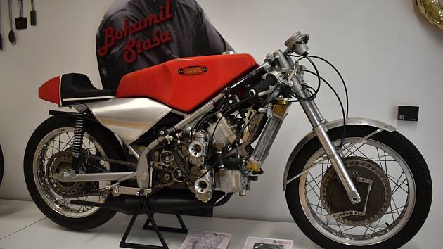 Tovární Jawa 350 pro seriál závodů Mistrovství světa z konce šedesátých lete - zřejmě technicky nejdokonalejší motocykl té doby