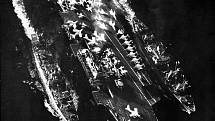 Forrestal doprovázený muniční lodí Nitro vlevo a zásobovací lodí Altair vpravo. Po Středozemním moři se plavil od 10. července 1964 do 13. března 1965
