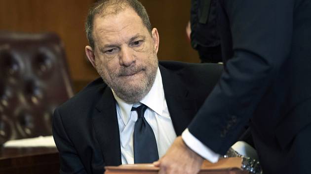 Filmový producent Harvey Weinstein u soudu v New Yorku.