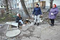 Ukrajinci, kteří zůstali kvůli ruským útokům uvězněni ve městech, si vaří jídlo na ulicích, vodu získávají ze sněhu.