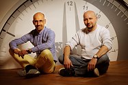 HODINÁŘI. Jan Prokop (v brýlích) a Martin Brož spojili své síly a lásku k hodinkám a vybudovali úspěšnou firmu