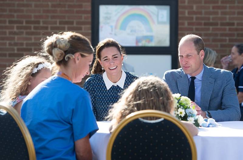 Princ William a vévodkyně Kate navštívili Nemocnici Královny Alžběty.