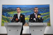 Náměstek ministra zemědělství Jiří Šír (vlevo) a ředitel Státního zemědělského intervenčního fondu (SZIF) Martin Šebestyán