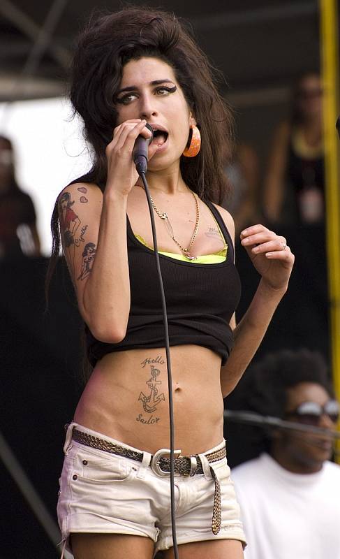 Zpěvačka Amy Winehouse na pódiu při vystoupení v roce 2007.
