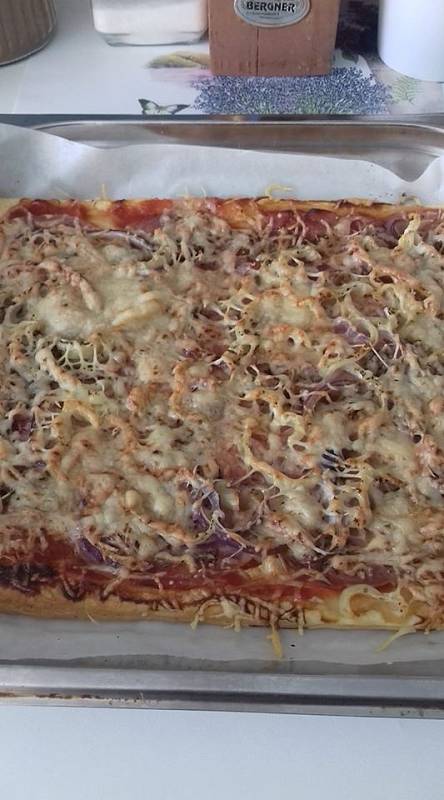 Majka Simonova udělala rychlou pizzu z listového těsta