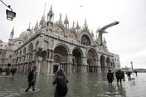Kvůli silným dešťům jsou ulice Benátek pod vodou. Turisté se brodí ve vodě po kolena.