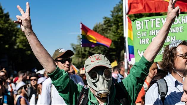 Tisíce lidí vyšly v Berlíně do ulic protestovat proti koronavirovým opatřením v zemi.