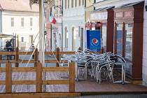 Zavřená kavárna na Palackého náměstí v centru Kutné Hory na snímku z 27. března 2020.