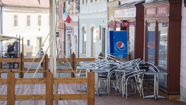 Zavřená kavárna na Palackého náměstí v centru Kutné Hory na snímku z 27. března 2020.