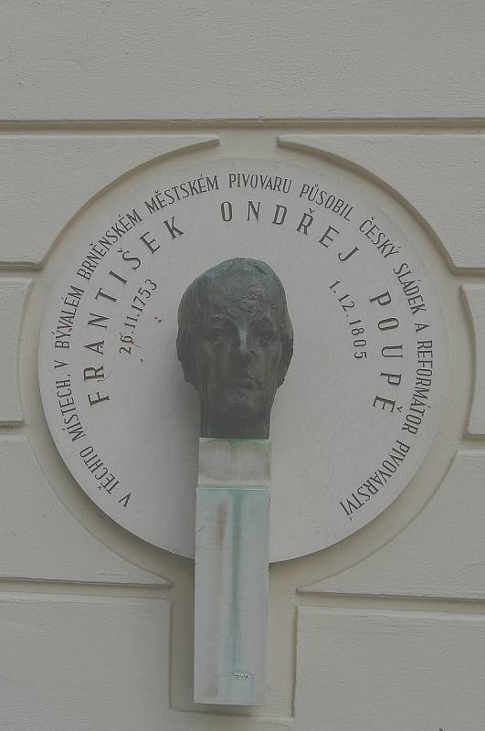 Legendární sládek František Ondřej Poupě má bustu na Starobrněnské ulici.