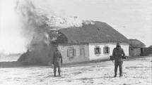 Zapalování civilních domů patřilo na východní frontě bohužel k běžně používaným metodám Waffen-SS. Dne 22. března 1943 nahnali vojáci Waffen-SS všechny obyvatele běloruské vesnice Chatyň v Minské oblasti do stodoly, kterou zapálili