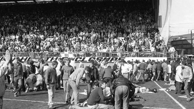 Na stadionu Hillsborough zemřelo při duelu Anglického poháru 96 fanoušků.