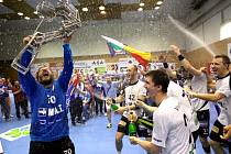 Házenkáři Plzně se s novou trofejí radují z extraligového titulu.