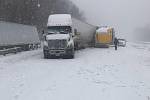 Nehoda na dálnici ve Virginii způsobená nebezpečnou zimní bouří.