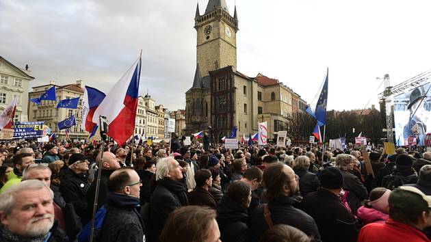 Tisíce lidí dorazily 1. března 2020 na Staroměstské náměstí v Praze na demonstraci na obranu demokratických institucí, kterou vyhlásil spolek Milion chvilek