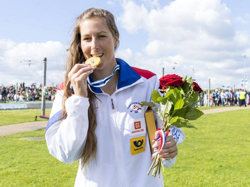 Kajakářka Kateřina Kudějová se zlatou medailí z mistrovství světa.