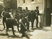 Pohlednice - Gavrilo Princip vlečen na policejní stanici, Sarajevo.