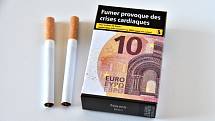 Francouzská vlády chce během tří let zdražit krabičku cigaret ze sedmi na deset eur.
