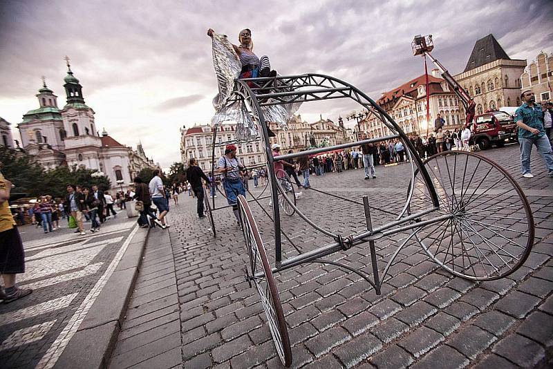 MODERNÍ POULIČNÍ DIVADLO, to nejsou jen eskamotéři na chůdách, ale často výpravně působící přehlídky…