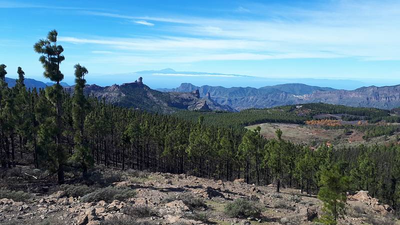 Gran Canaria. Výhled na tajuplný skalní útvar Roque Nublo. V pozadí sousední ostrov Tenerife.