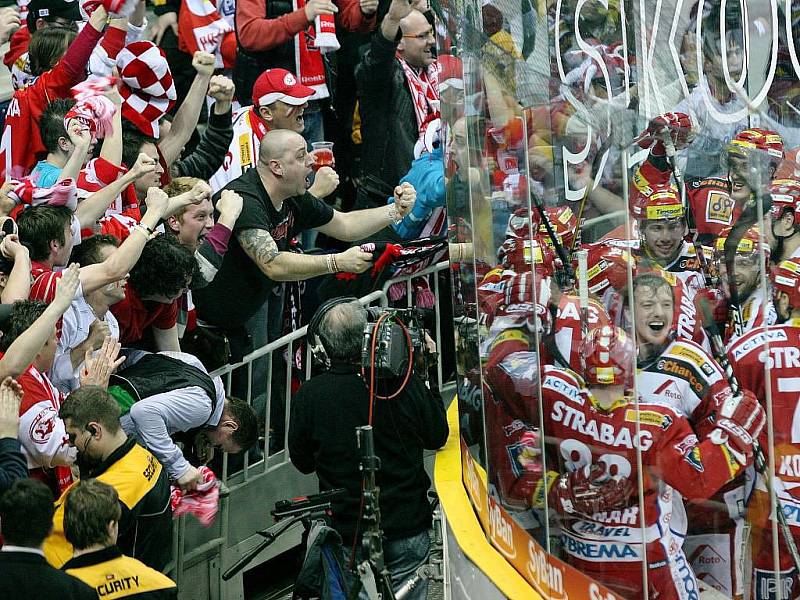 Hokejisté Slavie ve středu zvítězili v rozhodujícím sedmém utkání čtvrtfinále play off extraligy na ledě Liberce 4:3 v prodloužení a vyhráli sérii 4:3 na zápasy. 