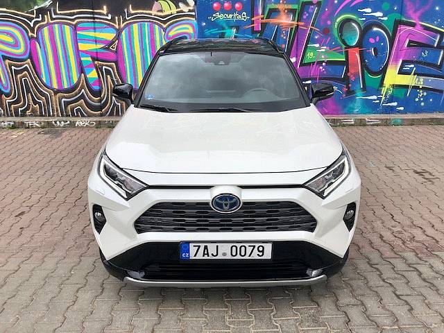 Jak je nová RAV4 zvenku excentrická a vyzývavá, je uvnitř rafinovaná a elegantní.